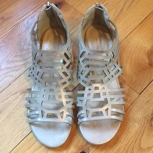 Women’s Liz Claiborne Adelaine sandals metallic 7m